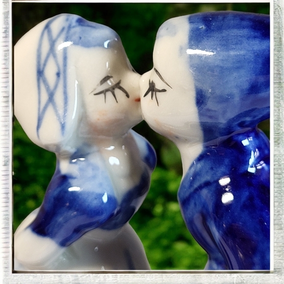 Collectible Mini Vintage Delft Blue Holland Kissing Girl and Boy Figurine - Picture 5 of 7